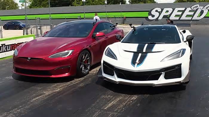 This Drag Race Between Corvette ZR1 And Tesla Model S Plaid Wasn’t Even Close