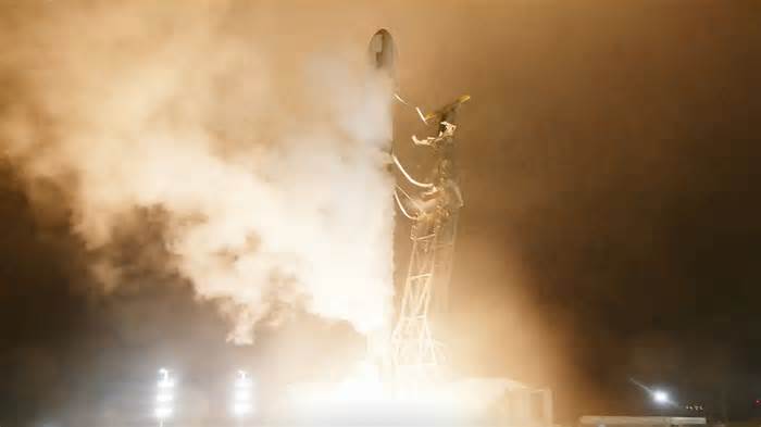 Friday night light: SpaceX launch from California sends two dozen new Starlink satellites into low Earth orbit