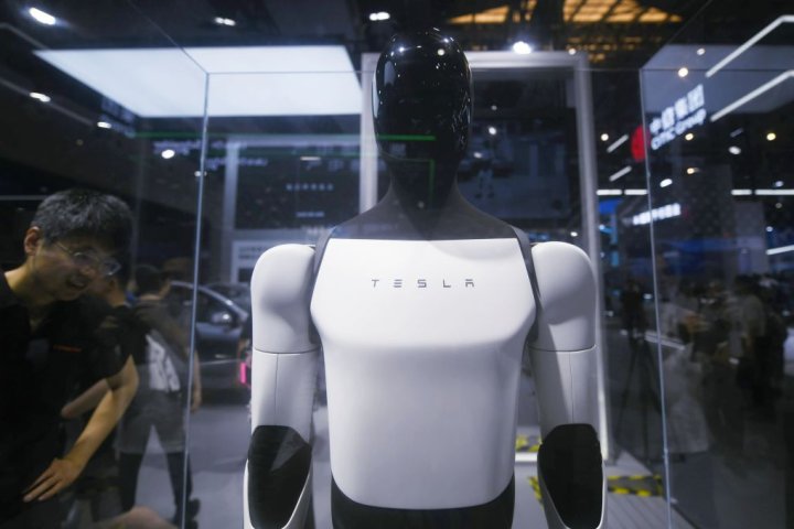 Elon Musk says he plans to send his humanoid robots to Mars by 2026