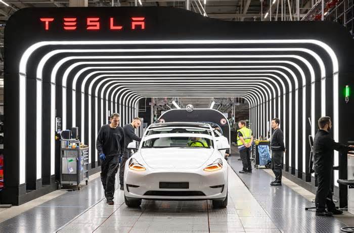 Another Thing Musk Hates About Germany: Absentee Workers at His Tesla Plant